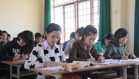 Giờ ôn tập của học sinh lớp 12 Trường THPT Nguyễn Văn Cừ (huyện Krông Buk, tỉnh Dak Lak)