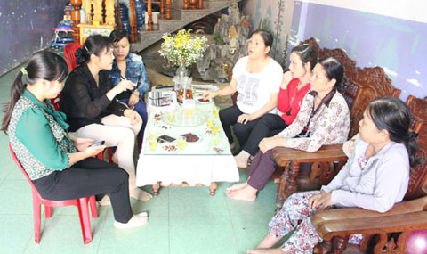 Hội viên phụ nữ phường Thành Công trao đổi về cách phòng, chống bạo lực gia đình trên địa bàn.
