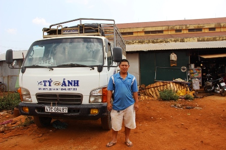 Anh Nguyễn Đình An bên chiếc xe ô tô tải mới sắm.