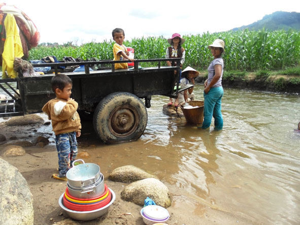Nhiều hộ dân ở xã Yang Mao (huyện Krông Bông) phải dùng nước suối để sinh hoạt. 