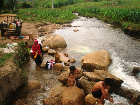 Người dân tập trung tắm giặt, lấy nước sinh hoạt tại một con suối ở xã Yang Mao (huyện Krông Bông).   