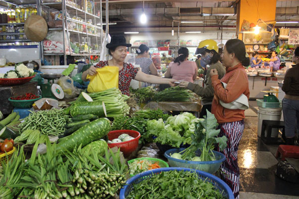 Tại chợ Trung tâm Buôn Ma Thuột, rau xanh là mặt hàng có sức tiêu thụ mạnh sau dịp Tết.