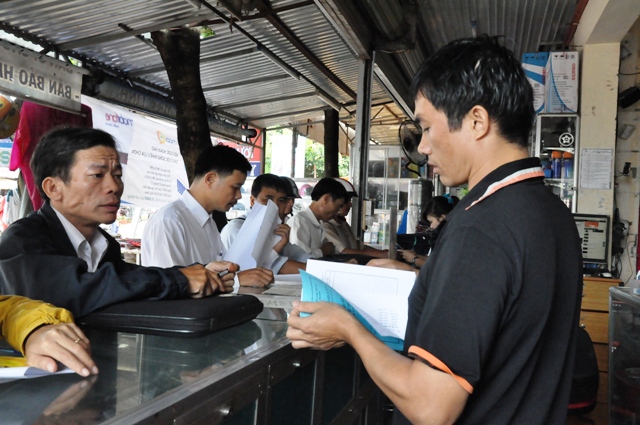 Cán bộ Chi cục Thuế huyện Cư Kuin kiểm tra công tác thuế tại một cơ sở kinh doanh trên địa bàn