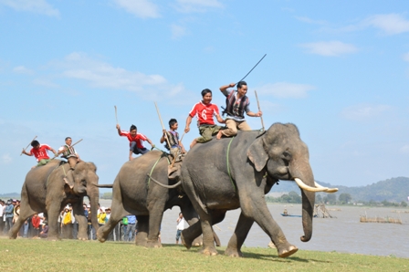 Đua voi tại hồ Lak