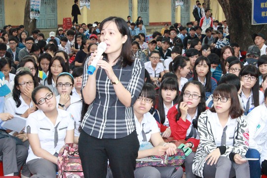 Một giáo viên đặt câu hỏi cho ban tư vấnẢnh: Huy Lân