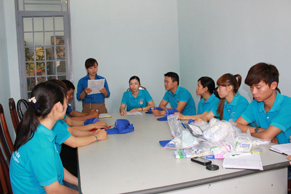 Một buổi sinh hoạt của Đội TNTN ATGT xã Hòa Thuận.