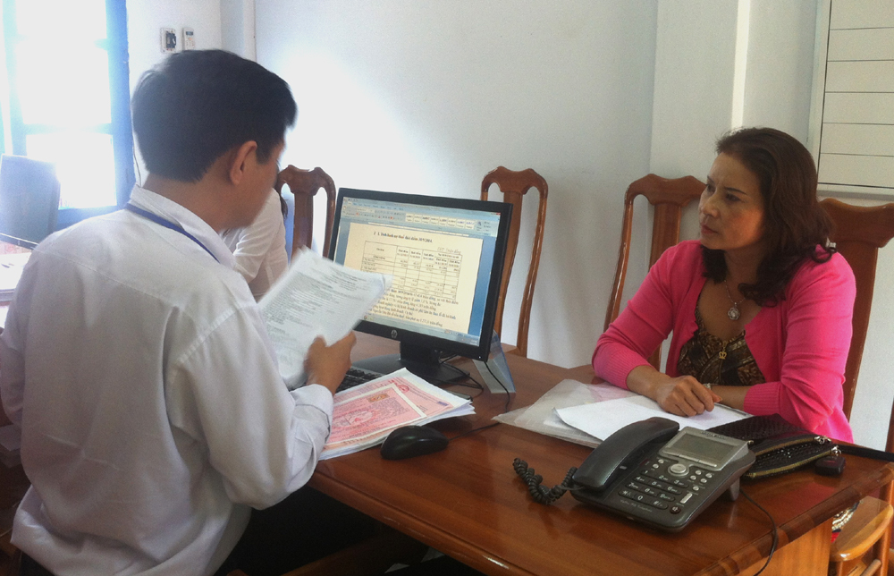 Đại diện một DN tại thị xã Buôn Hồ đang nghe hướng dẫn về thủ tục thuế