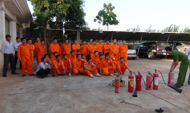 Cán bộ Phòng Cảnh sát PC&CC số 1 hướng dẫn cán bộ, nhân viên Chi nhánh Điện cao thế Dak Lak cách sử dụng bình chữa cháy.