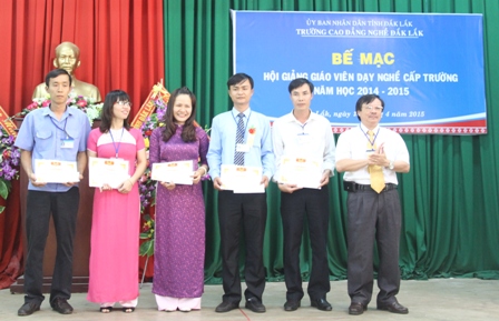 Lãnh đạo Trường Cao đẳng Nghề Dak Lak trao Giấy khen tặng các thầy, cô giáo đoạt giải Nhất  Hội giảng 