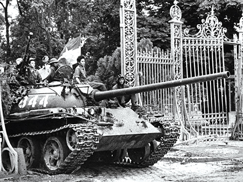  Xe tăng quân giải phóng chiếm Dinh Độc Lập trưa ngày 30/4/1975
