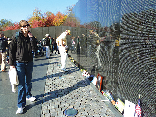 Tên các binh sĩ Mỹ tử trận tại Việt Nam khắc đầy trên các bức tường kỷ niệm ở Wasington (Mỹ)