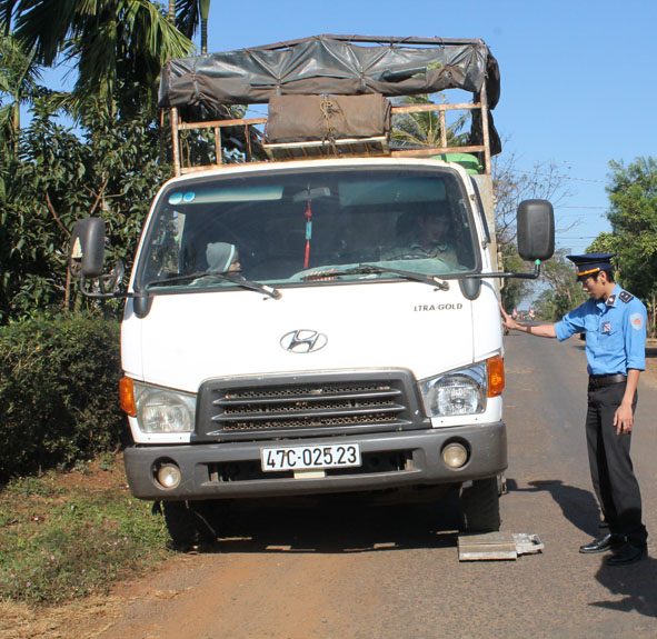 Lực lượng chức năng kiểm tra tải trọng xe đoạn đường tránh từ Quốc lộ 14 qua xã Ea Tu (TP. Buôn Ma Thuột).