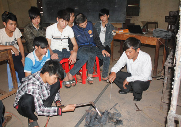 Các học viên Trường Cao đẳng Nghề Thanh niên dân tộc Tây Nguyên thực hành nghề cơ khí hàn. 