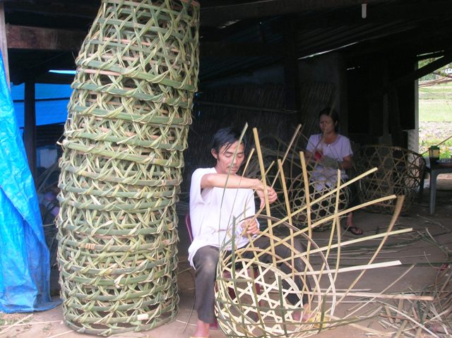 Nghề đan lồ ô ở huyện Krông Bông góp phần giúp người dân nghèo cải thiện cuộc sốc