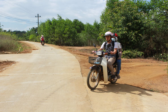 Tuyến đường thôn 12, xã Ea Riêng được bê tông hóa khang trang, sạch đẹp.
