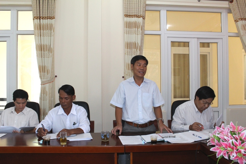 Lãnh đạo UBND huyện Lak giải trình một số vấn đề cần làm rõ.