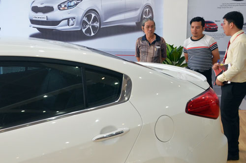 Khách chọn mua xe tại một cửa hàng của Thaco ở TP HCM Ảnh: TẤN THẠNH