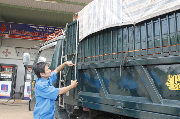 Đoàn liên ngành kiểm tra kích thước thùng xe trên tỉnh lộ 2,  đoạn qua xã Ea Bông (huyện Krông Ana).