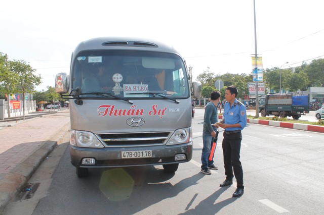 Một xe của HTX vận tải cơ giới Tân Lập chạy dù trên đường  Nguyễn Chí Thanh, TP. Buôn Ma Thuột (ảnh chụp lúc 15 giờ 30 ngày 8-5-2015).