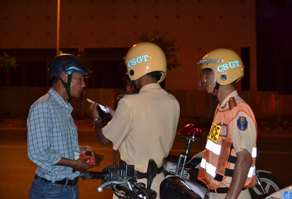 Lực lượng CSGT tỉnh kiểm tra nồng độ cồn một tài xế xe môtô  trên địa bàn TP. Buôn Ma Thuột.