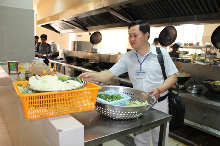 Thành viên đoàn kiểm tra liên ngành của tỉnh kiểm tra chất lượng thực phẩm tại một bếp ăn tập thể trên địa bàn TP. Buôn Ma Thuột. 