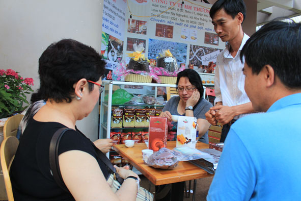 Du khách nước ngoài thưởng thức dòng cà phê “vì sức khỏe” của Công ty Đất Đỏ trong Lễ hội Cà phê Buôn Ma Thuột lần thứ V.