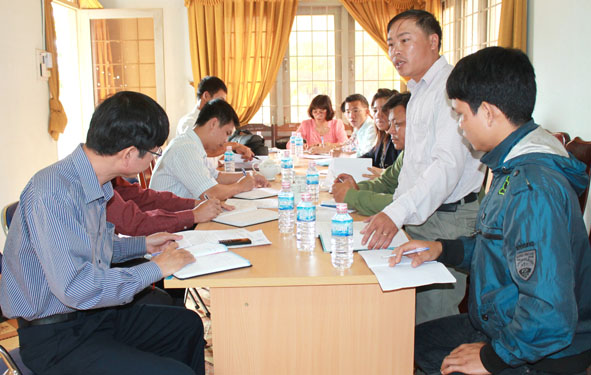 Sở LĐTBXH và Phòng LĐTBXH huyện Ea Kar làm việc với UBND xã Cư Bông (huyện Ea Kar) về tình trạng trẻ em bị dụ dỗ đi lao động sớm.