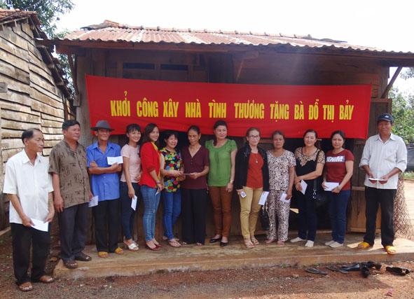 Các nhà hảo tâm hỗ trợ tiền xây dựng căn nhà  tặng gia đình bà Đỗ Thị Bảy.
