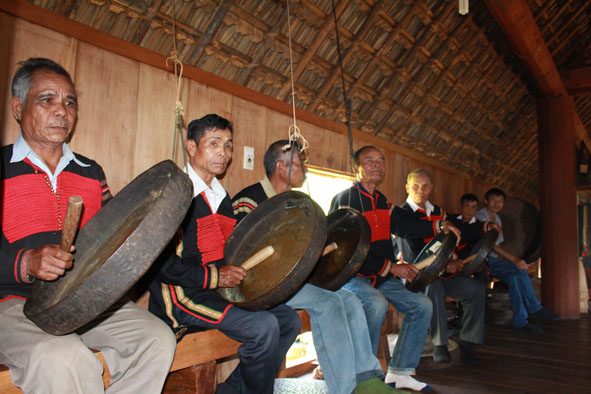 Các nghệ nhân diễn tấu cồng chiêng phục vụ du khách tại Khu du lịch văn hóa sinh thái cộng đồng Kô Tam.