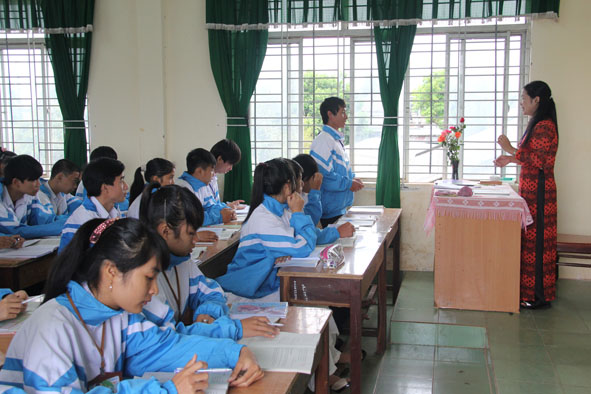Các em học sinh lớp 10 Trung tâm GDTX huyện Krông Pak  trong giờ học môn Ngữ văn. (Ảnh minh họa)