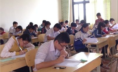 Thí sinh chuẩn bị làm bài thi môn Ngữ văn tại Hội đồng thi Trường THPT Chuyên Nguyễn DU. Ảnh: La Sơn