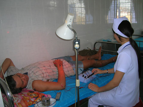 Điều trị cho người bệnh bằng phương pháp y học cổ truyền tại Bệnh viện Đa khoa thị xã Buôn Hồ.