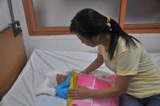 Chị Trần Thị Nguyệt (38 tuổi, ngụ phường Long Trường, quận 9) đã đến bệnh viện quận 9 làm thủ tục để xin nhận nuôi cháu bé