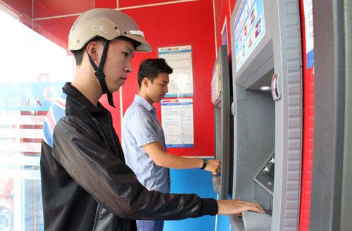 Tại các máy ATM, người dân đến rút tiền đều nhận được tiền mệnh giá lớnẢnh: Hoàng Triều
