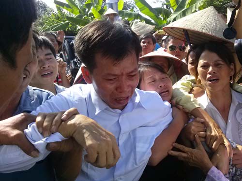 Ông Nguyễn Thanh Chấn trở về sau 10 năm tù oan trong nước mắt