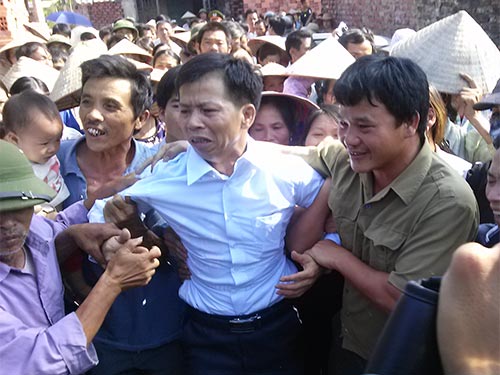 Ông Nguyễn Thanh Chấn (giữa, ở Bắc Giang) được tuyên vô tội sau khi ngồi tù oan 10 năm Ảnh: NGUYỄN QUYẾT