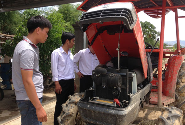 Cán bộ Agribank Dak Lak đang kiểm tra máy sản xuất nông nghiệp  của một hộ dân tại xã Dur Kmăl (Krông Ana).