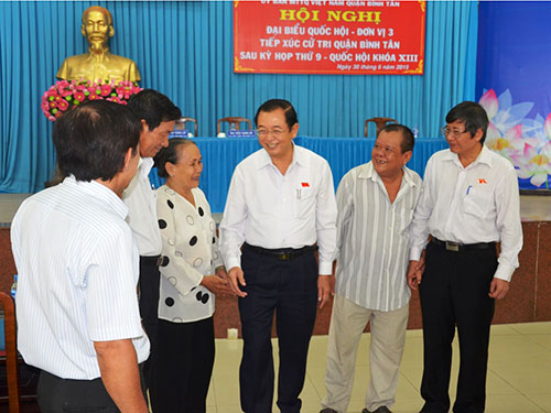 Tổ đại biểu Quốc hội đơn vị 3 (TP HCM) tiếp xúc cử tri quận Bình Tân sáng 30-6 Ảnh: NGA LUÂN