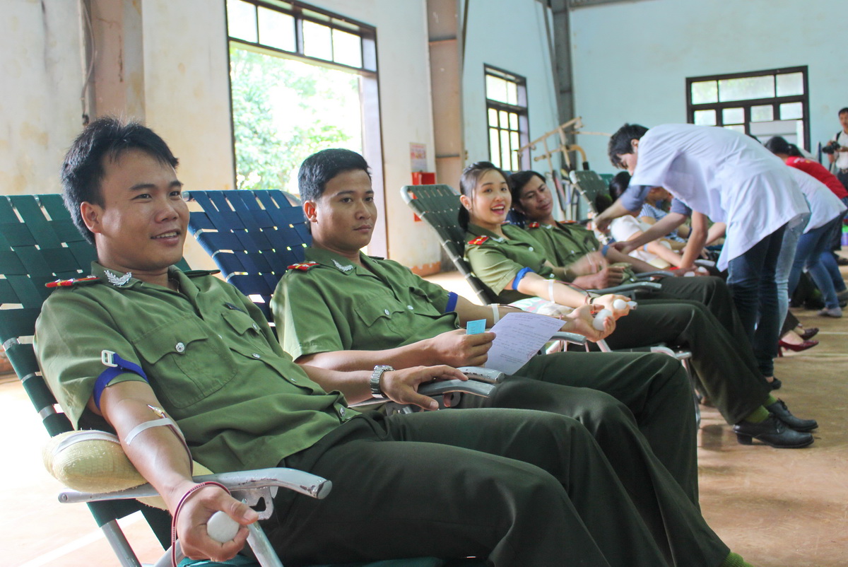Đông đảo chiến sĩ và nhân dân đã tham gia hiến máu