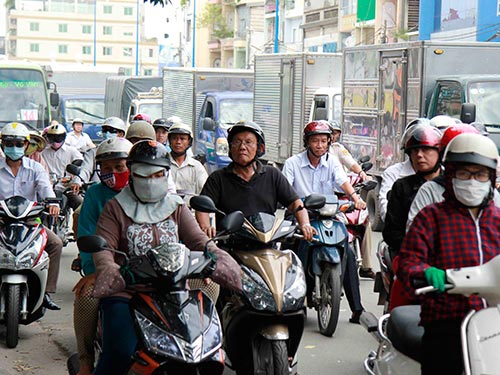 Đa số người dân TP HCM không đồng tình thu phí sử dụng đường bộ đối với mô tô, xe máy Ảnh: HOÀNG TRIỀU