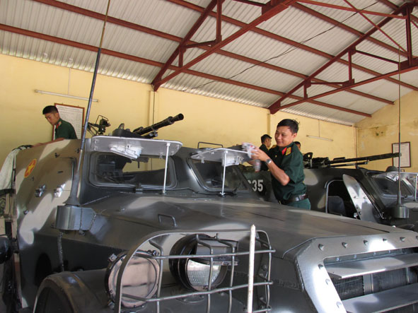Cán bộ, chiến sĩ Đại đội Thiết giáp (Phòng Tham mưu) bảo dưỡng xe  và các trang thiết bị kỹ thuật khác.
