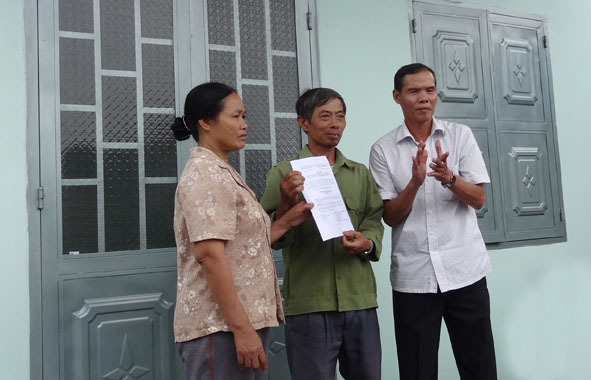 Đại diện Hội CCB tỉnh (bìa phải) bàn giao nhà tình nghĩa  tặng gia đình CCB Phùng Danh Đượm  (xã Ea Nam, huyện Ea H'leo). 
