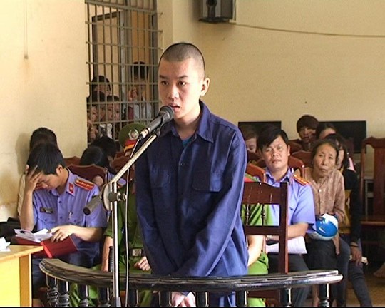 Ném đá xe khách, một thanh niên bị TAND huyện Ea H’leo, tỉnh Đắk Lắk tuyên phạt 4 năm tù tại phiên xử ngày 8-5 Ảnh: BÌNH NGUYÊN