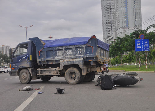 Hiện trường vụ tai nạn giữa xe ben và xe máy trên xa lộ Hà Nội (quận 2, TP HCM) làm 1 người nguy kịch ngày 23-6  Ảnh: GIA MINH