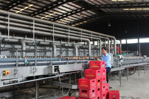 Nhà máy Bia Sài Gòn -  Đắk Lắk với hệ thống máy móc, dây chuyền sản xuất hiện đại góp phần tiết giảm chi phí nhân công lao động.