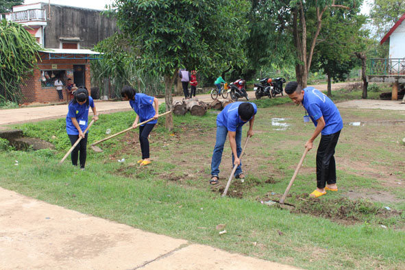 Sinh viên tình nguyện dọn vệ sinh  tại nhà cộng đồng buôn A.