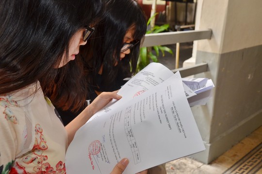 Kiểm tra phiếu điểm và giấy chứng nhận tốt nghiệp tạm thời tại Trường THPT Marie Curie, TP HCM Ảnh: TẤN THẠNH
