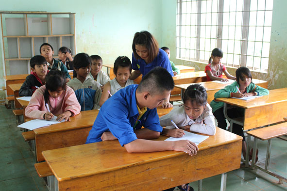 Sinh viên tình nguyện ôn tập hè cho các em học sinh tại xã Dang Kang (huyện Krông Bông).