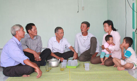 Đại diện Hội NNCĐCD/Dioxin các cấp thăm hỏi gia đình chị Trần Thị Hòa ở thôn 14 (xã Ea Riêng, huyện M’Đrắk) trong căn nhà mới.