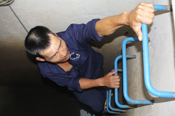 Công nhân Trạm cấp nước Ea Kô Tam kiểm tra mực nước ngầm về bể chứa.